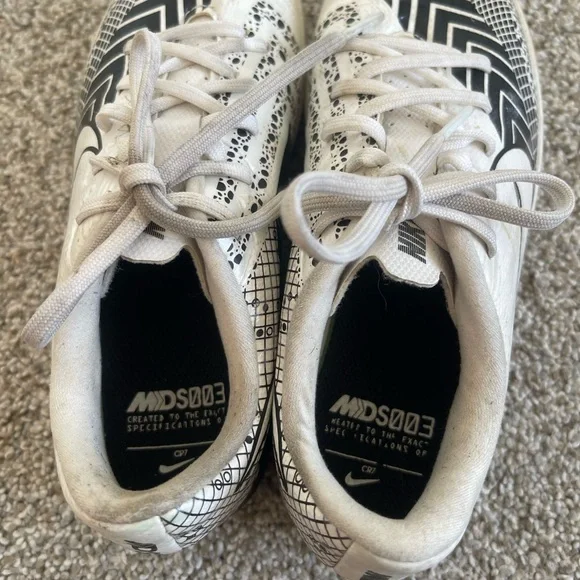 Youth Nike Cristiano Ronaldo Indoor soccer shoes - Picture 8 of 10